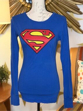 Vintage 90’s DC Comics Women's Blue Superman Shield Long Cuff Sleeve Tee